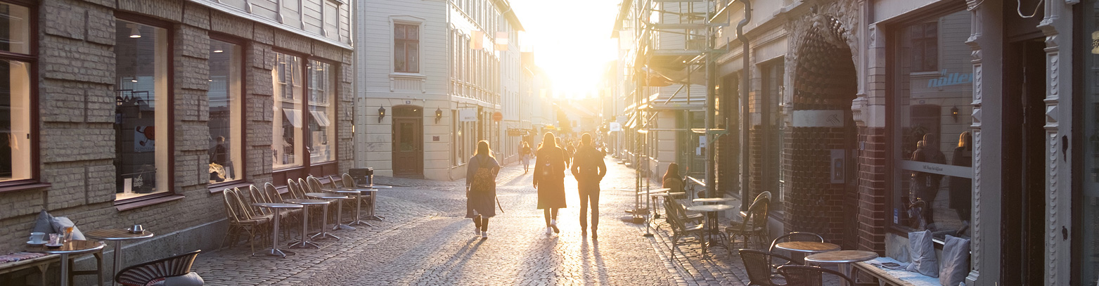 Gågata i solnedgång